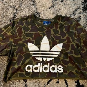Cropped adidas tshirt